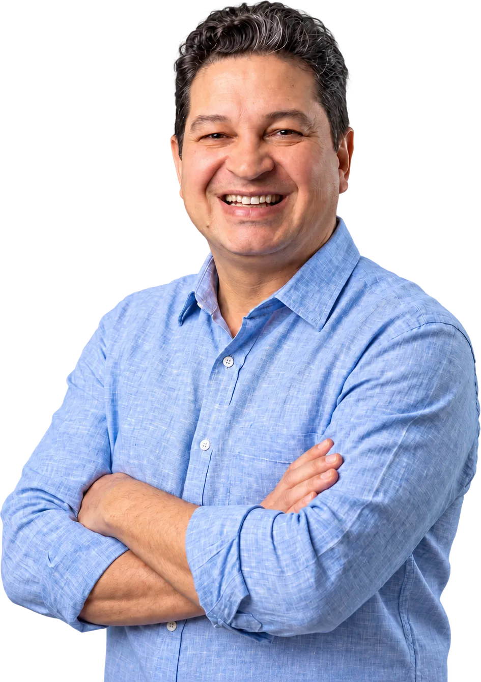 Dr. Carlos Fabiano de Oliveira, cirurgião geral, sorrindo de braços cruzados