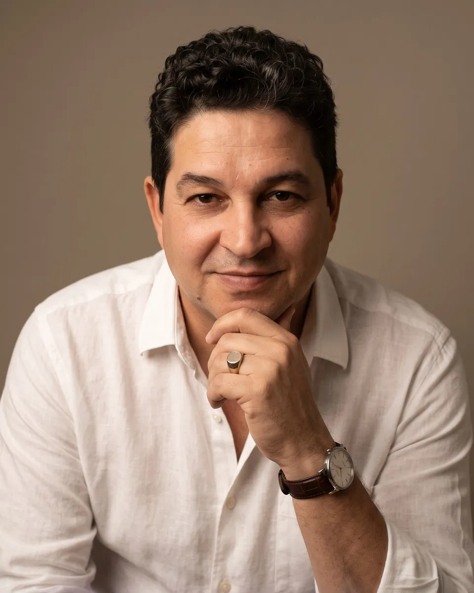Dr. Carlos Fabiano de Oliveira, de camisa branca, sorrindo